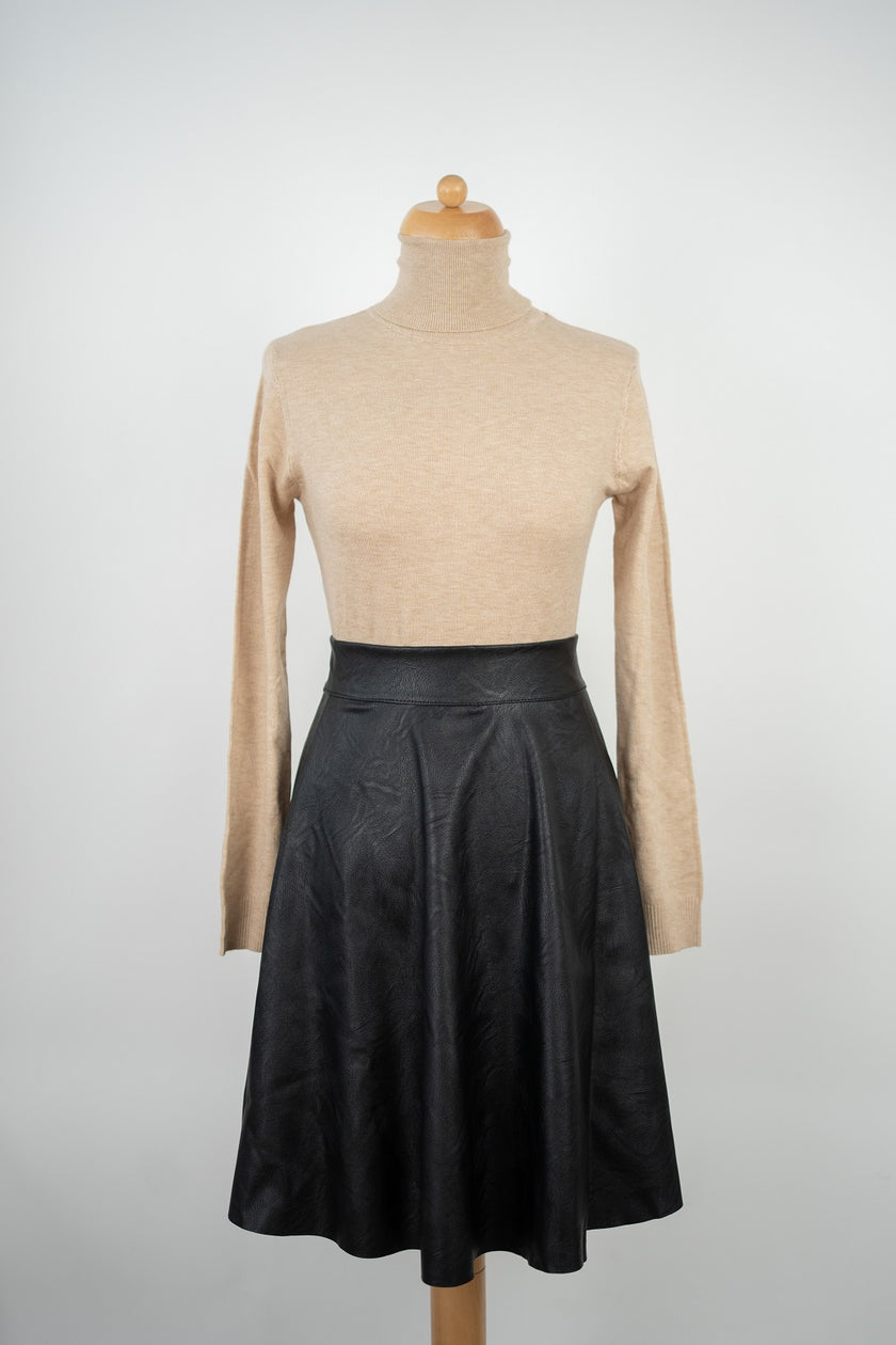Zwarte klokkende lederlook rok