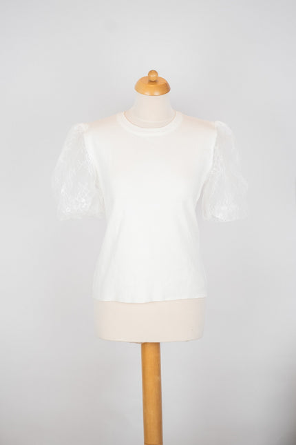 Offwhite truitje met kanten mouwtje