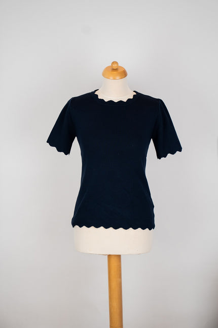 Donkerblauw truitje met schulpdetails