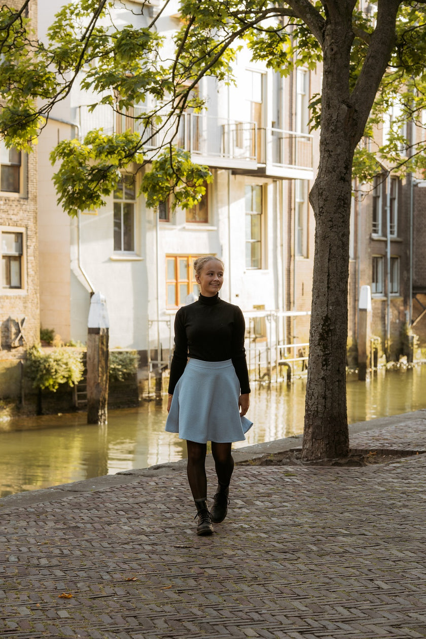 Lichtblauw klokkend bouclé rokje