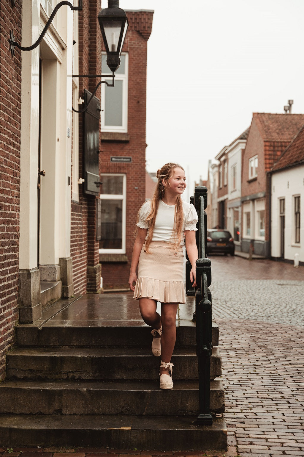 Zandkleurig gebreid rokje met plooien