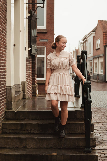 Zand jurk met gesmokt boord, korte mouw