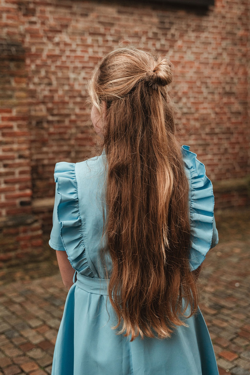 Lichtblauw jurkje met knoopjes en strikceintuur