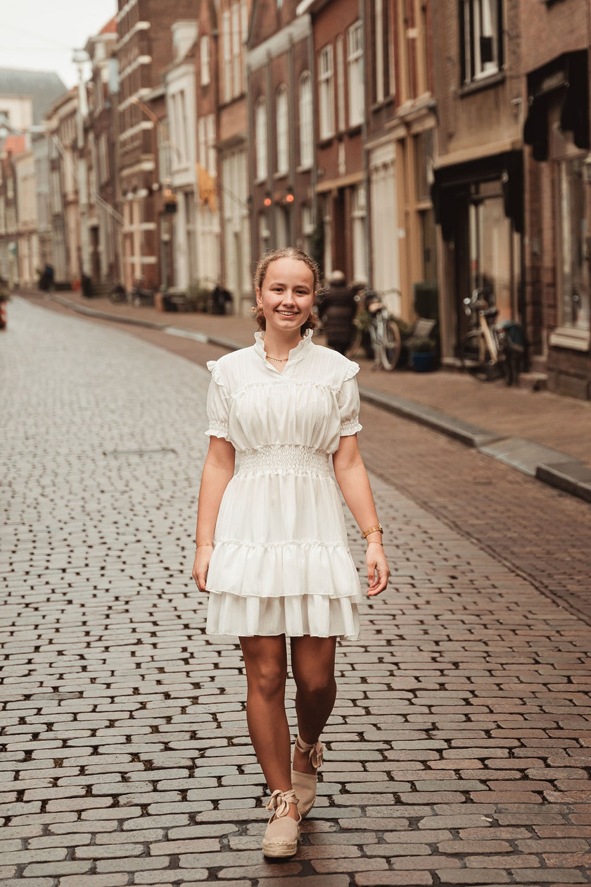 Offwhite jurkje met gesmokt boord, korte mouw