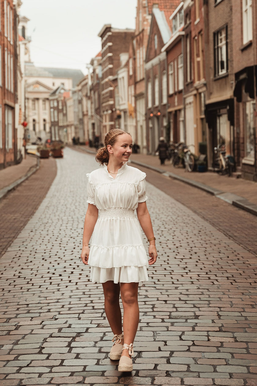 Offwhite jurkje met gesmokt boord, korte mouw