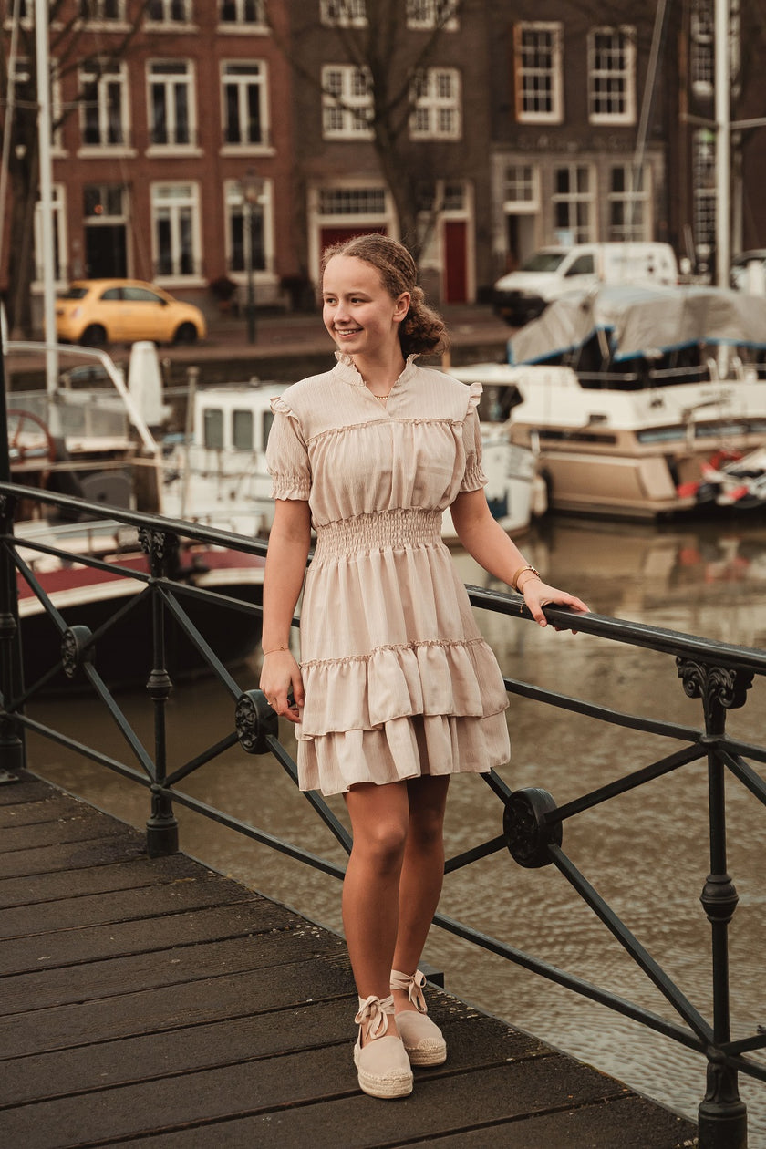 Zand jurkje met gesmokt boord, korte mouw