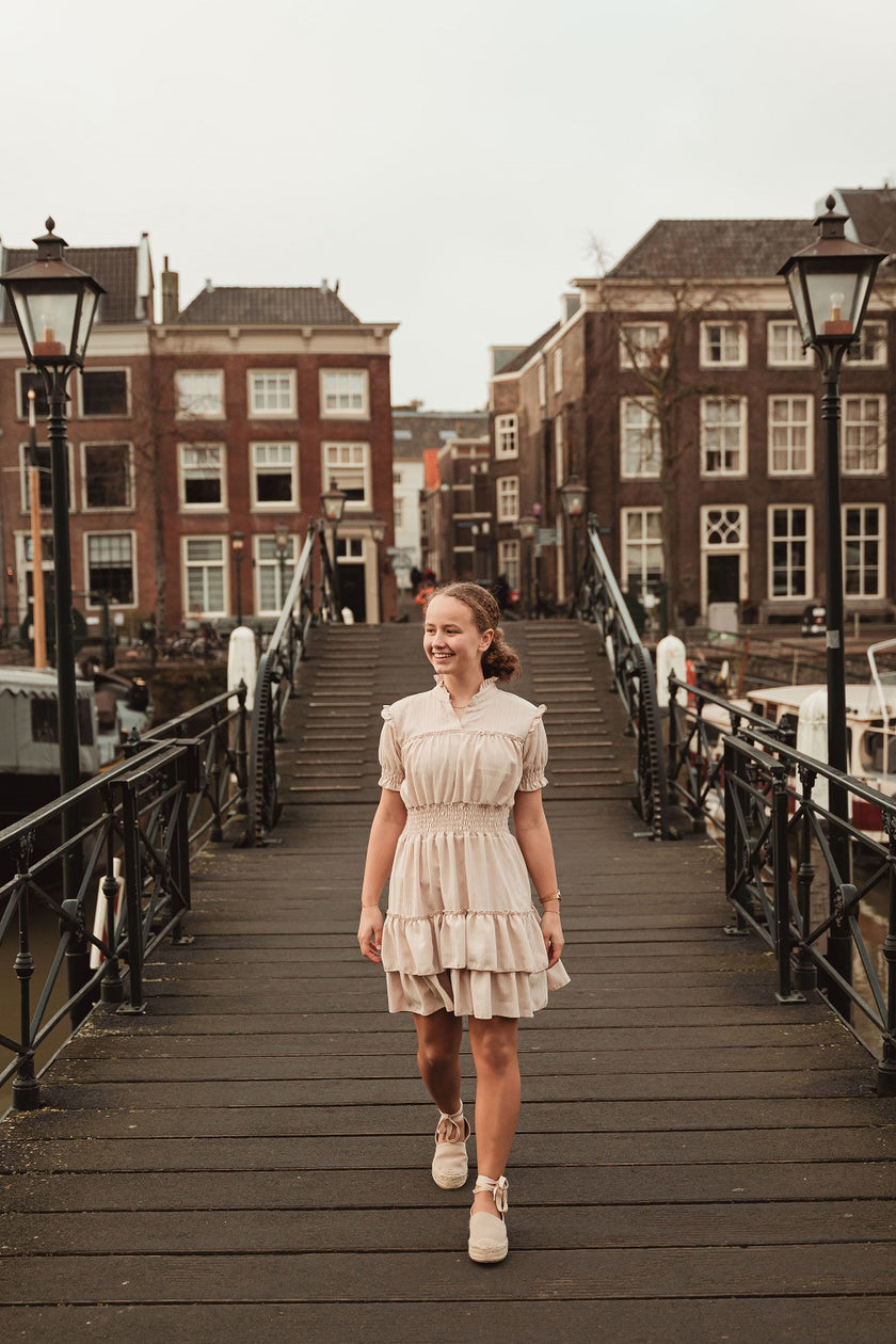 Zand jurkje met gesmokt boord, korte mouw
