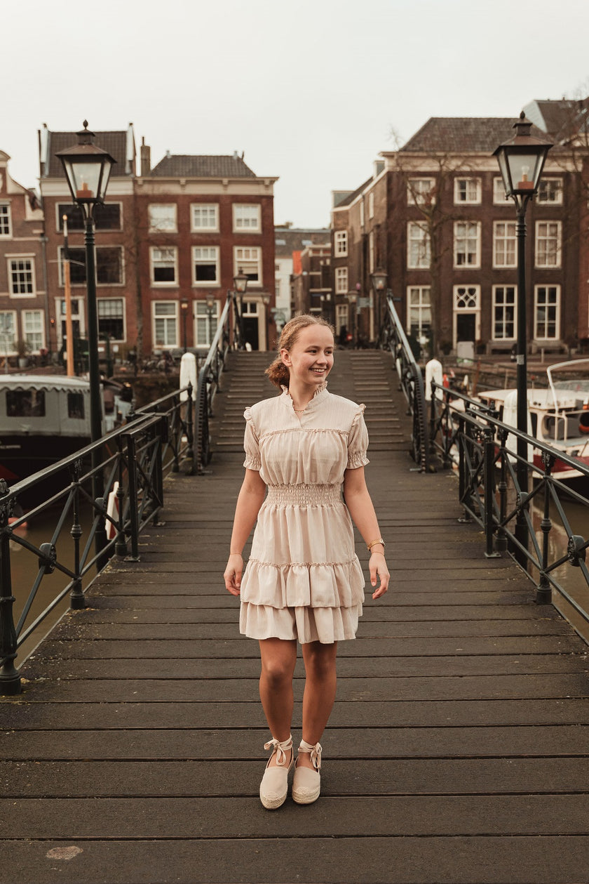 Zand jurkje met gesmokt boord, korte mouw