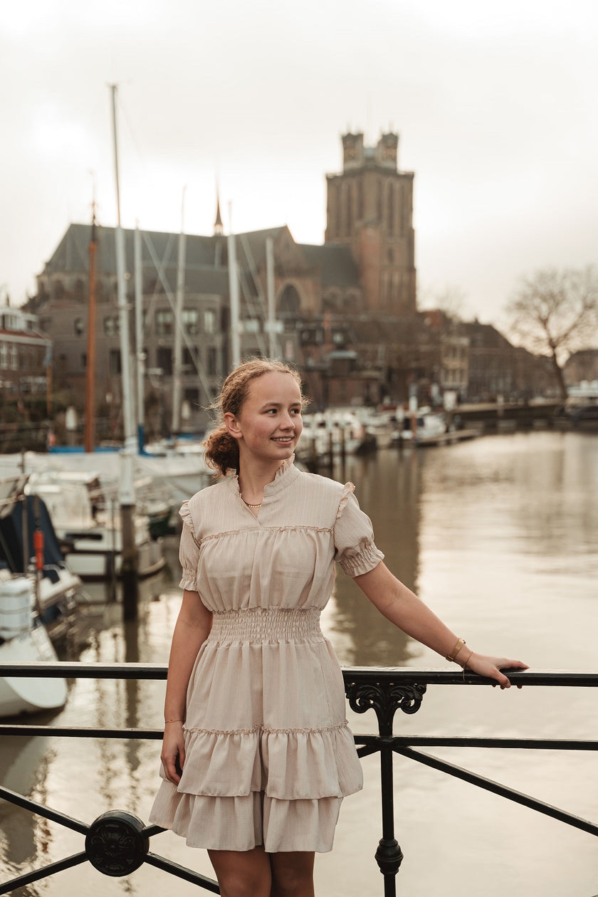 Zand jurkje met gesmokt boord, korte mouw