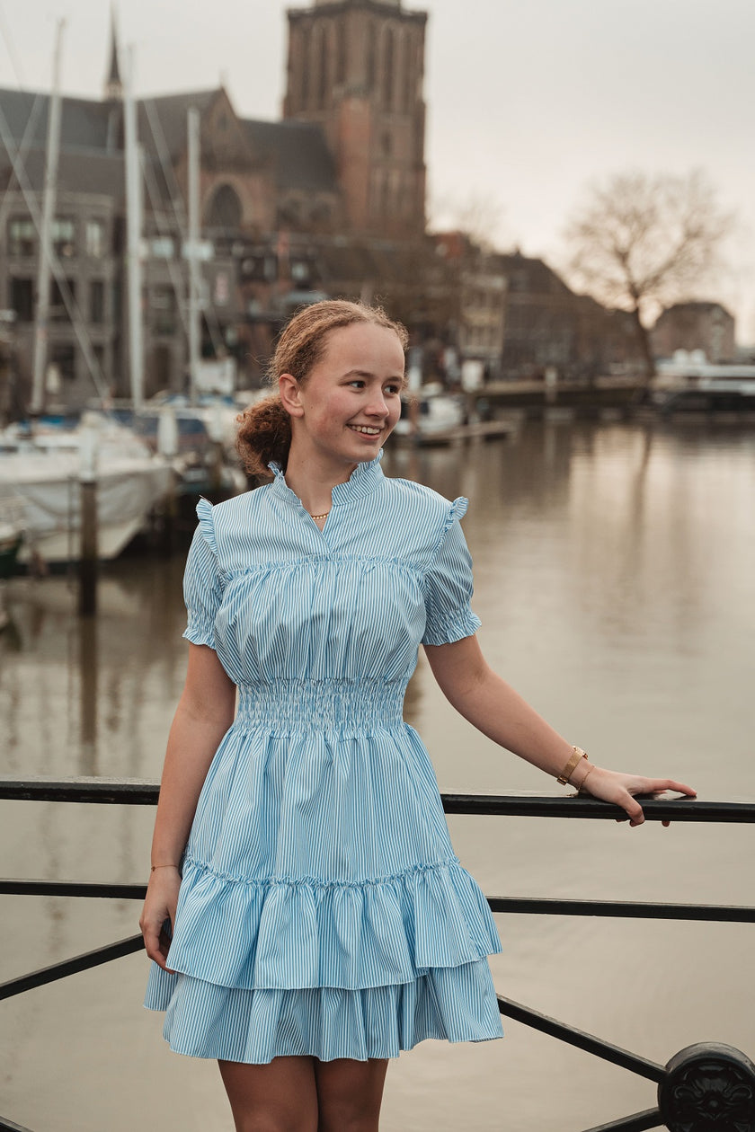Gestreept jurkje met gesmokt boord, korte mouw