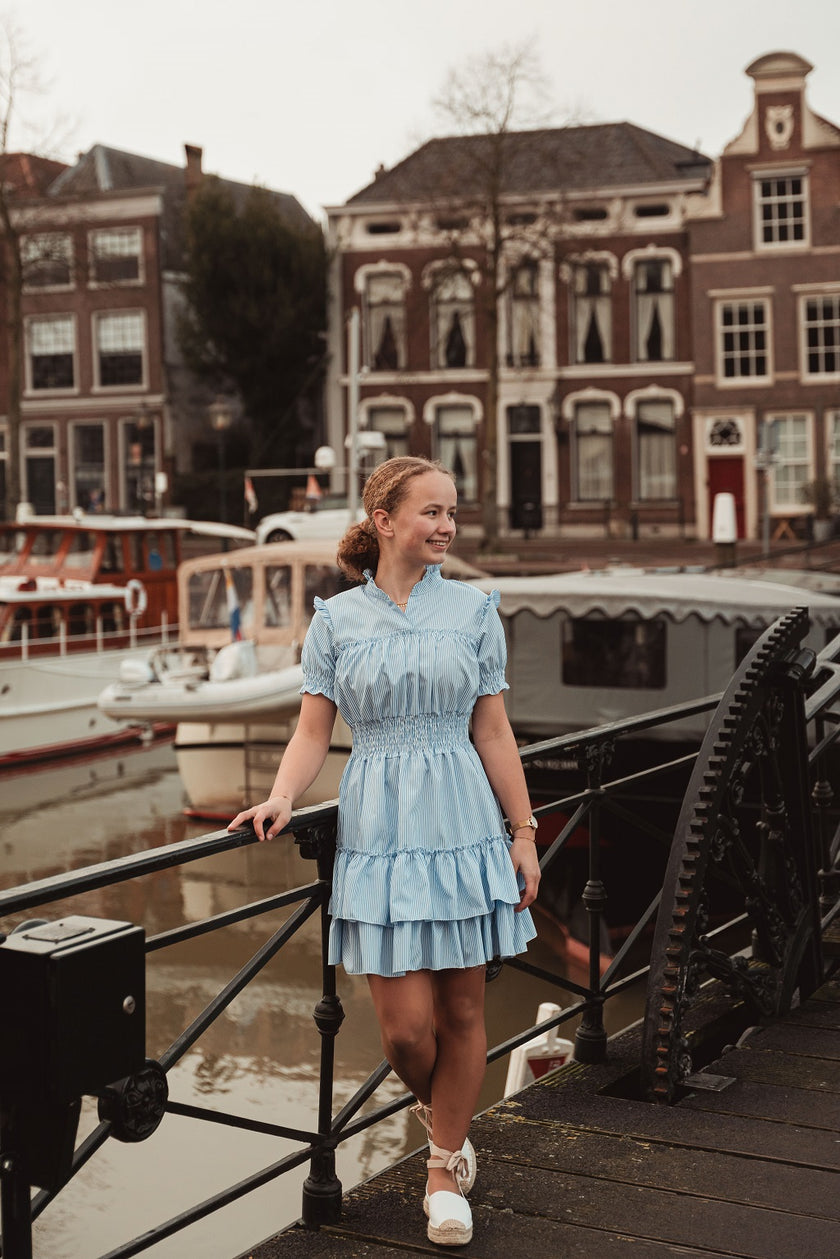 Gestreept jurkje met gesmokt boord, korte mouw
