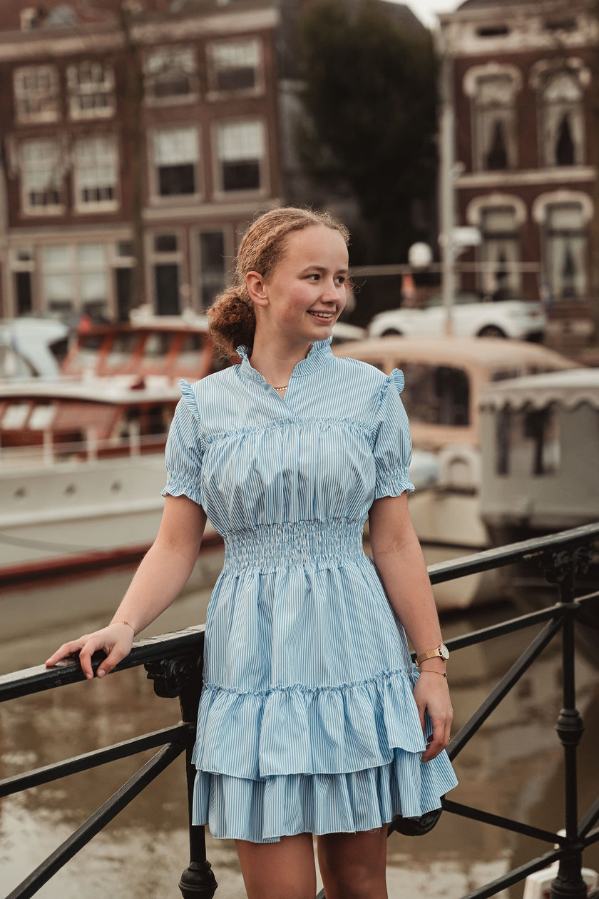 Gestreept jurkje met gesmokt boord, korte mouw