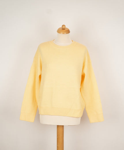 Geel gebreid truitje