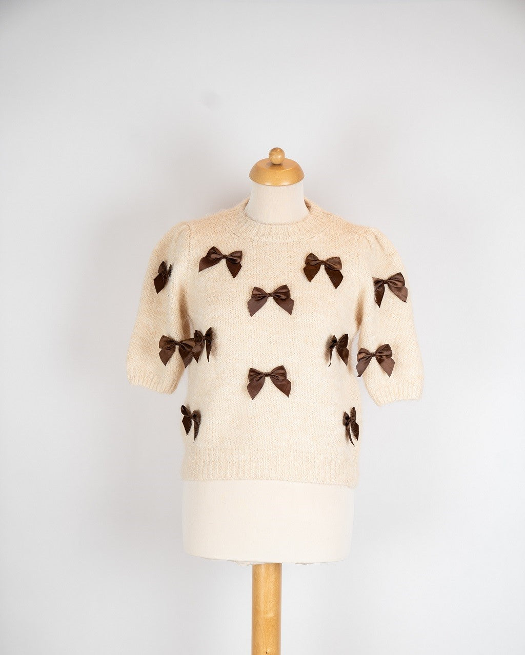 Beige truitje met bruine strikken