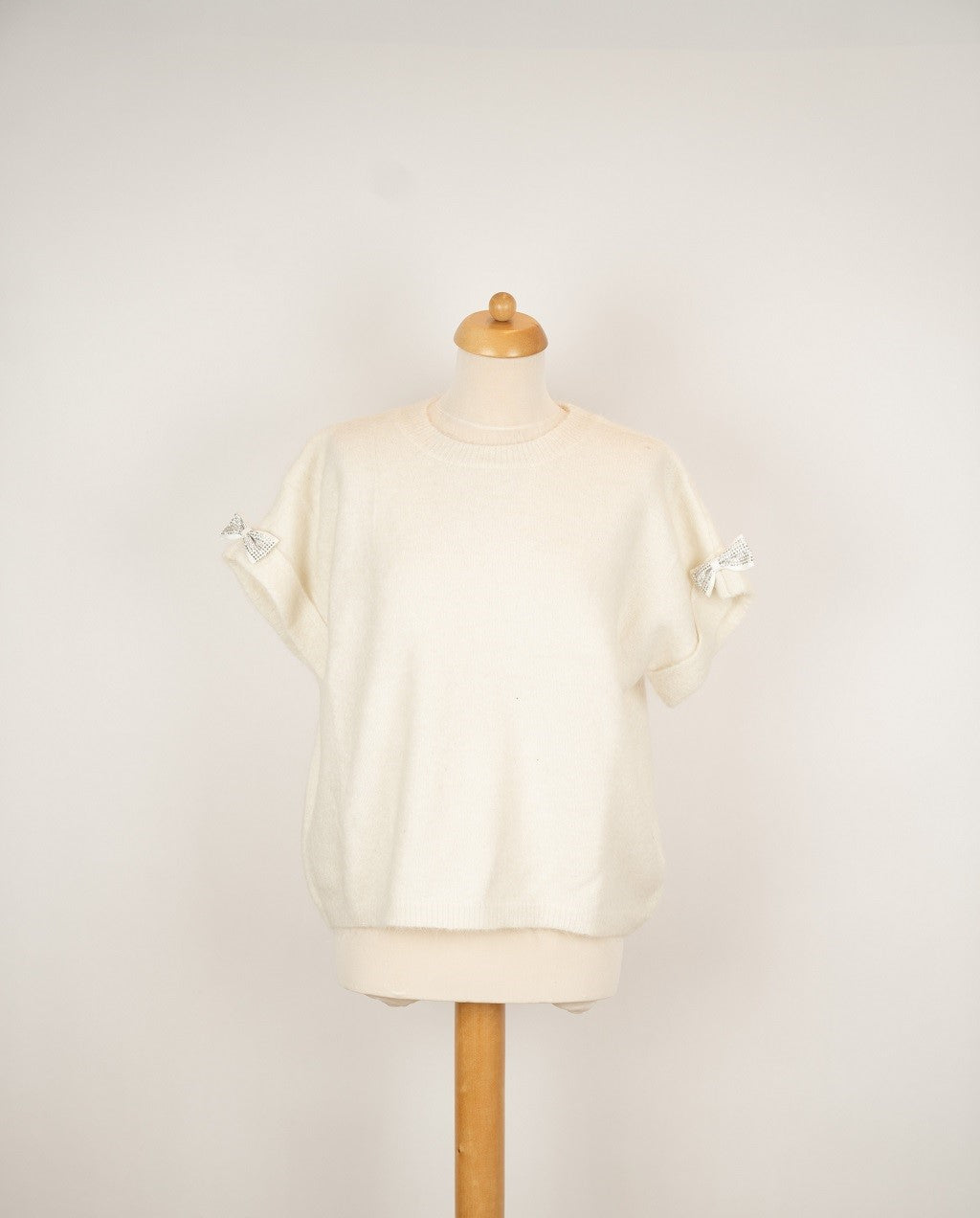 Zandkleur truitje met strik