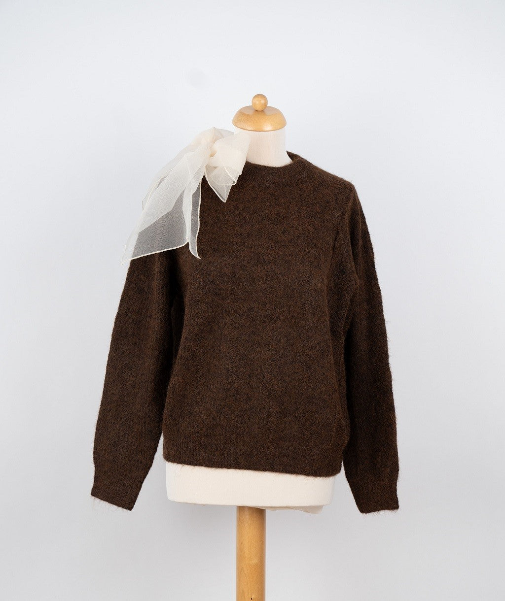 Bruin truitje met strik