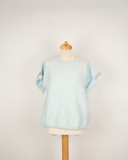 Lichtblauw truitje met strik