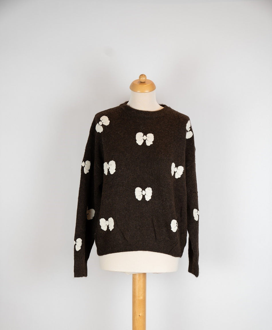 Bruine trui met offwhite strikken