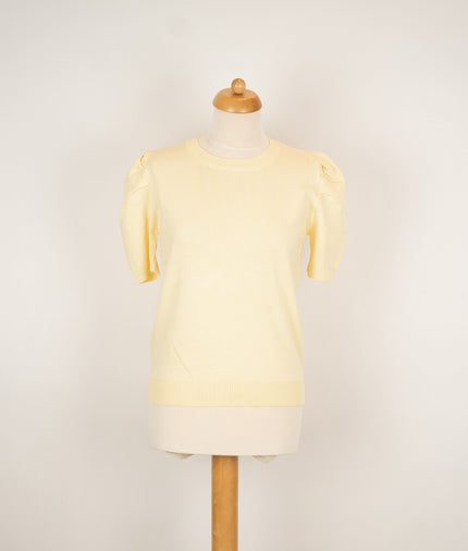 Zachtgeel truitje met pofmouwtje