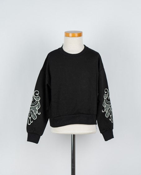 Zwarte trui met leuke mouwen