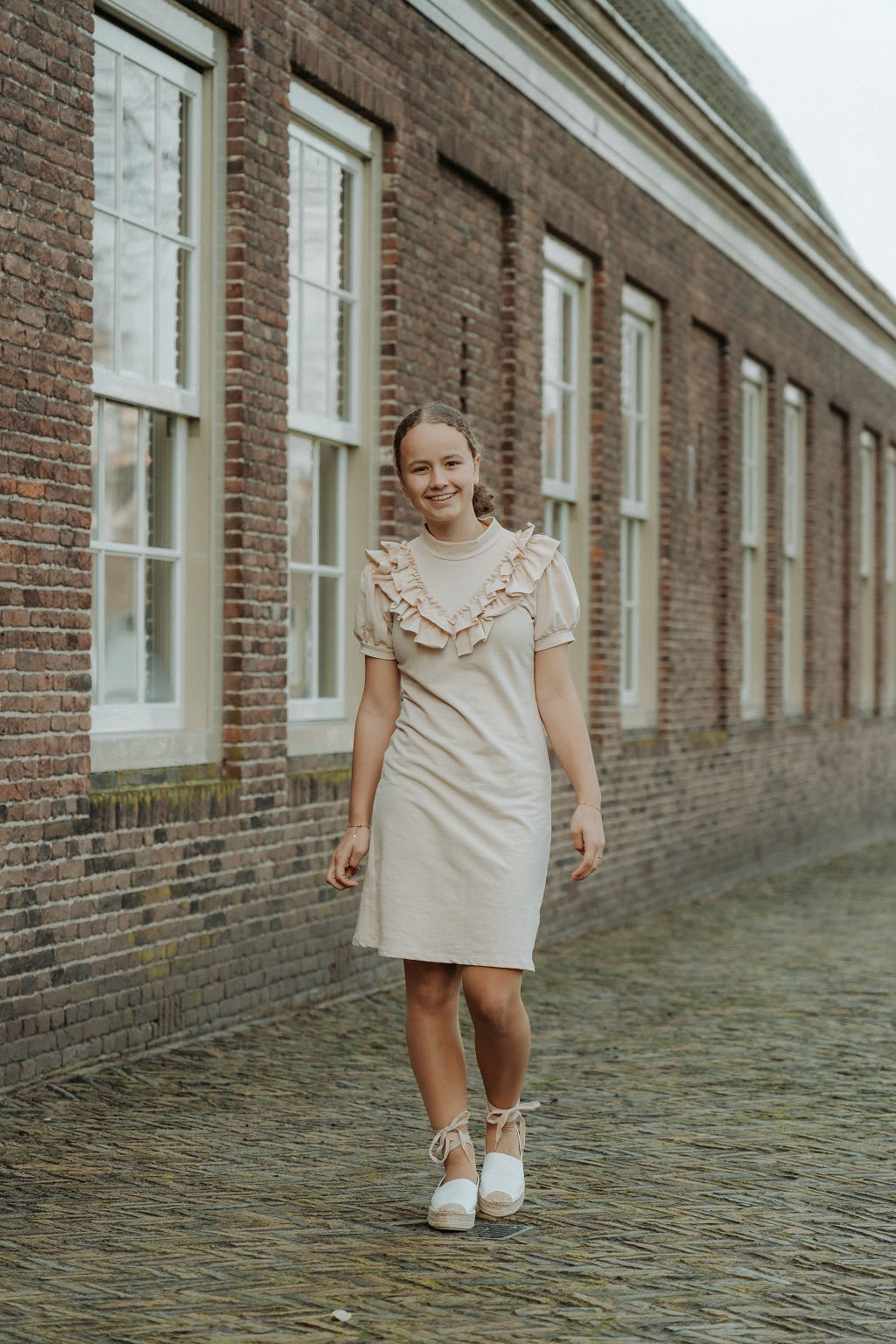 Zandkleur jurk met ruffles