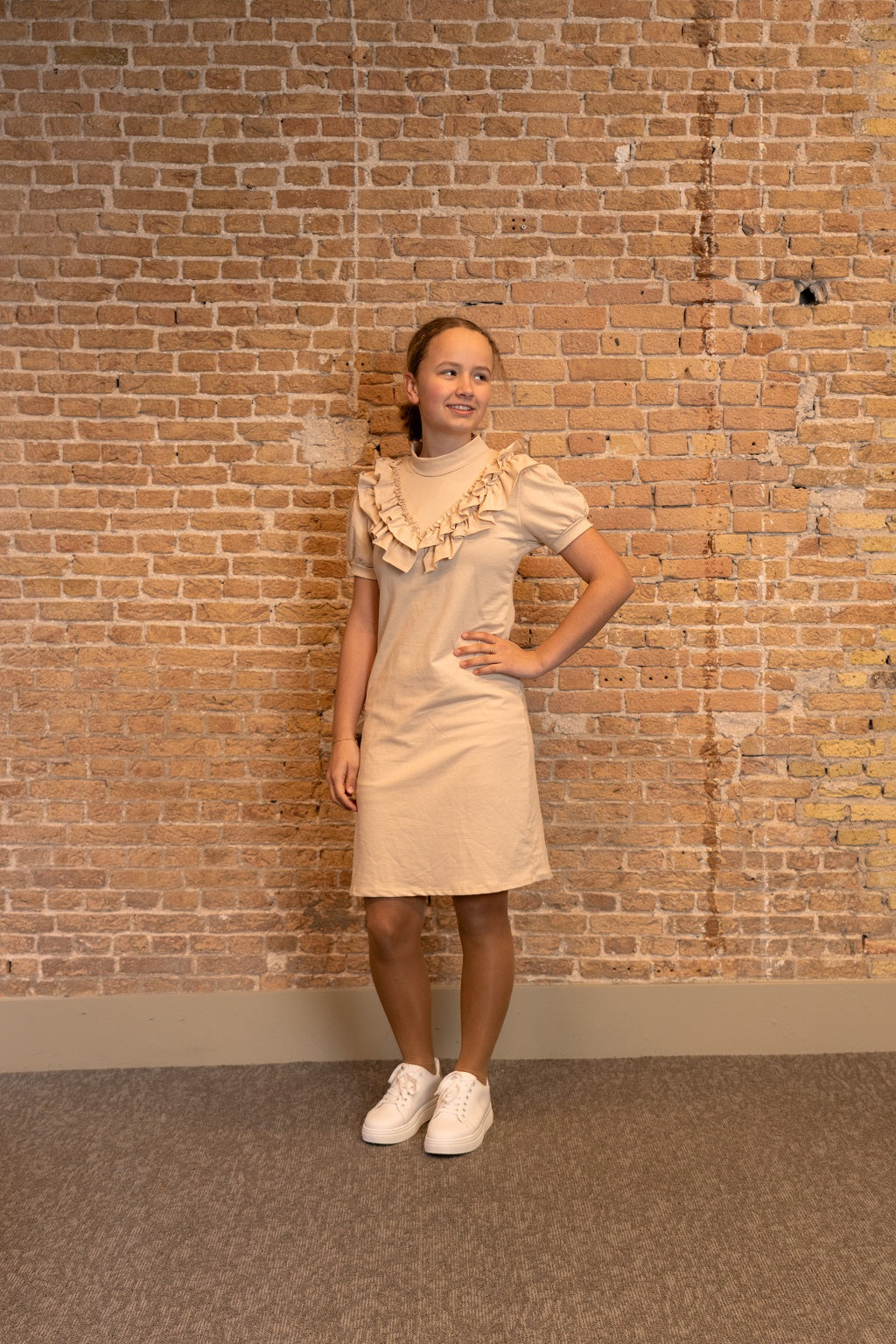 Zandkleur jurk met ruffles