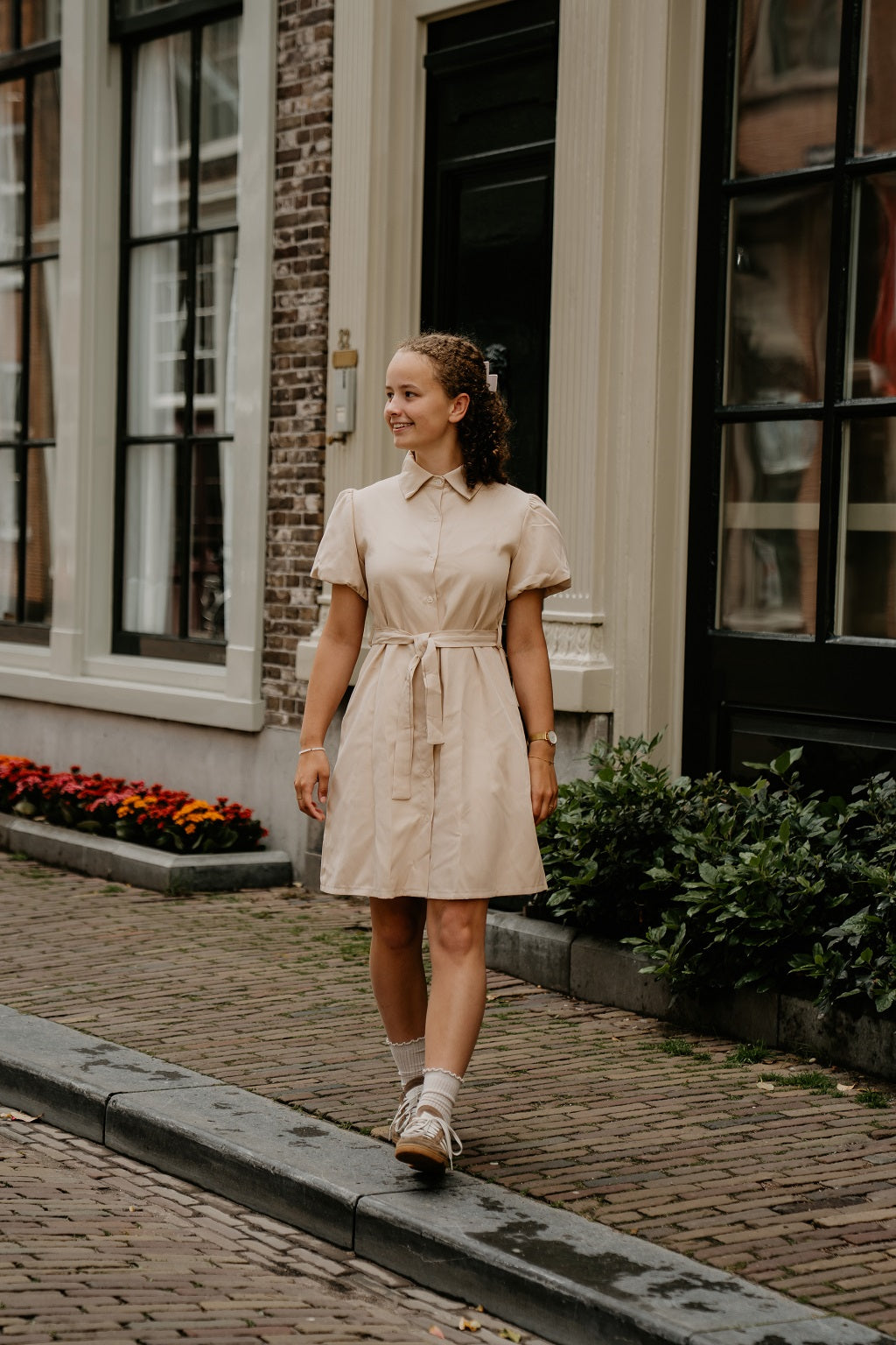 Zandkleur doorknoopjurk met ballonmouwtje