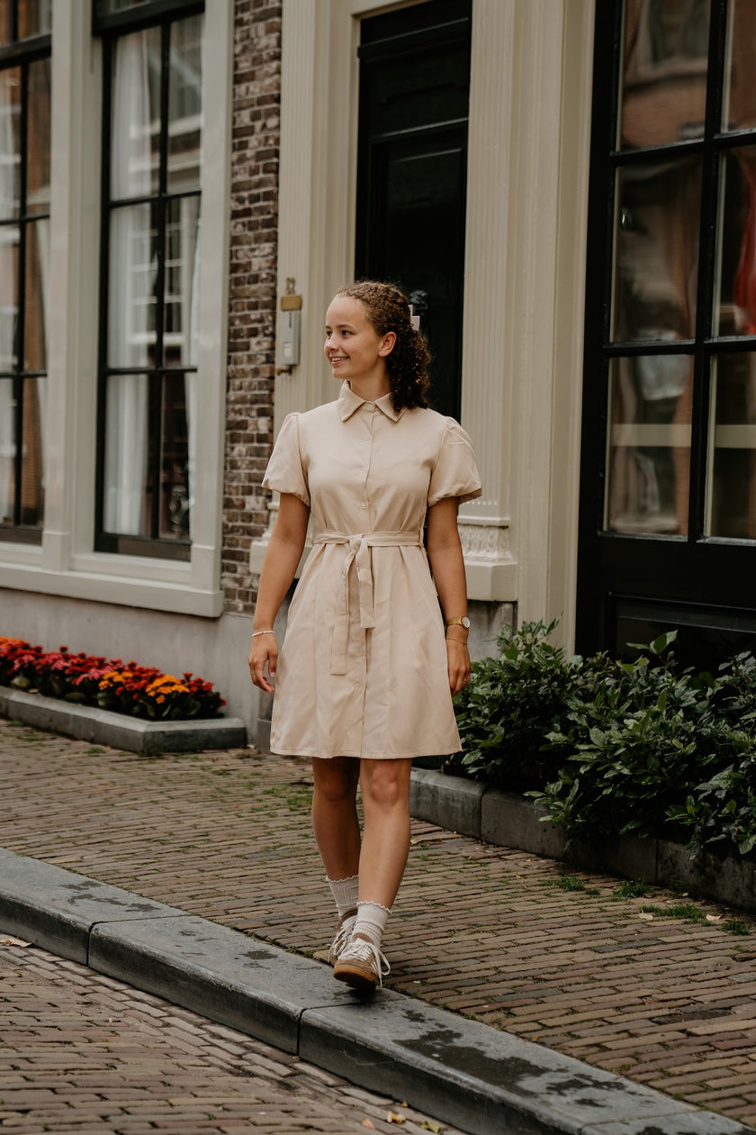 Zandkleur doorknoopjurk met ballonmouwtje