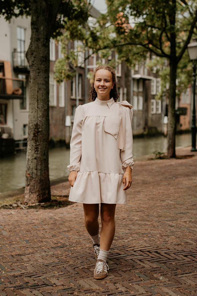 Zandkleur jurk met strik, lange mouw