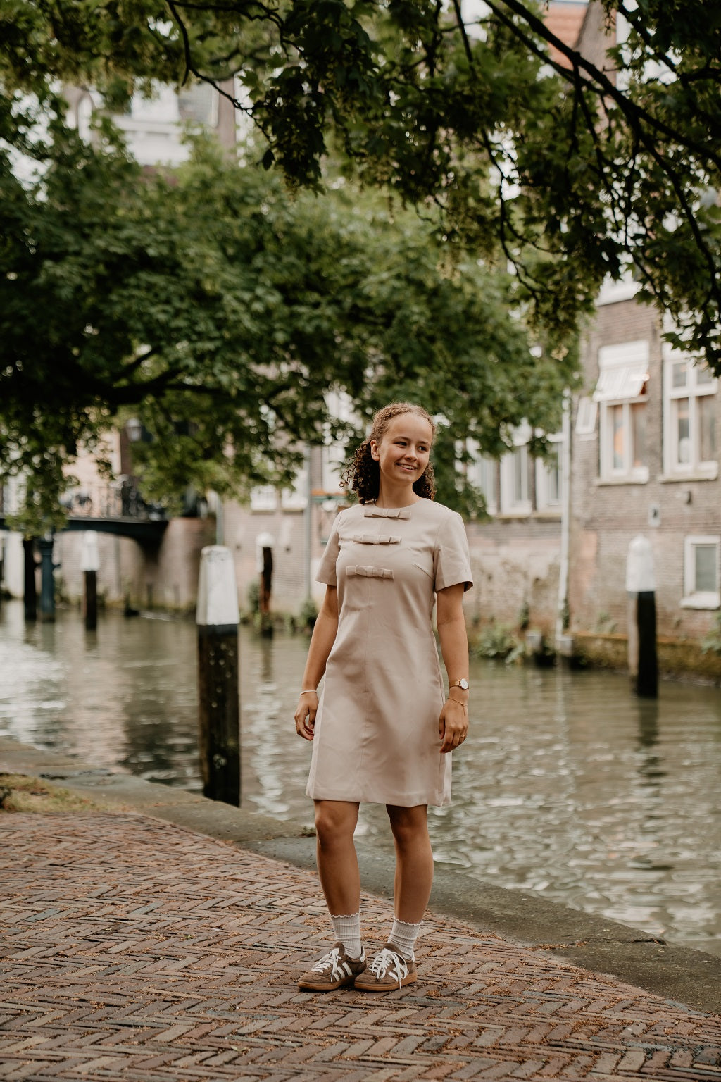 Zandkleur jurkje met strikjes