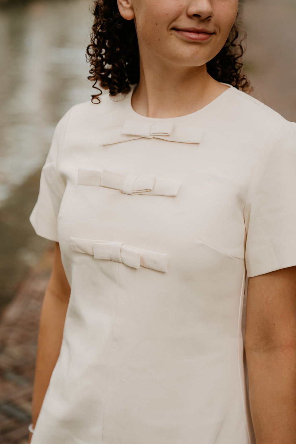 Offwhite jurkje met strikjes