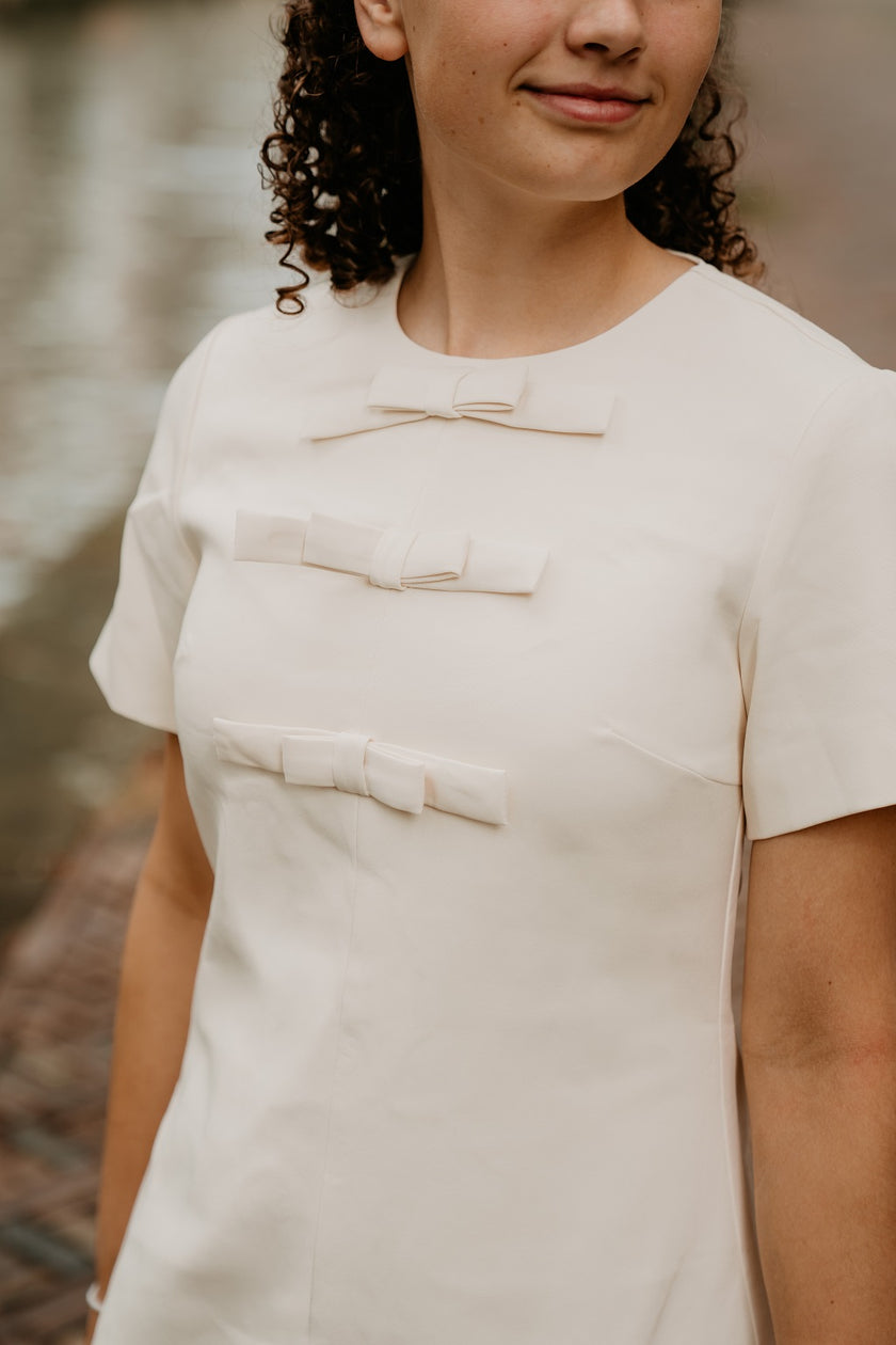 Offwhite jurkje met strikjes