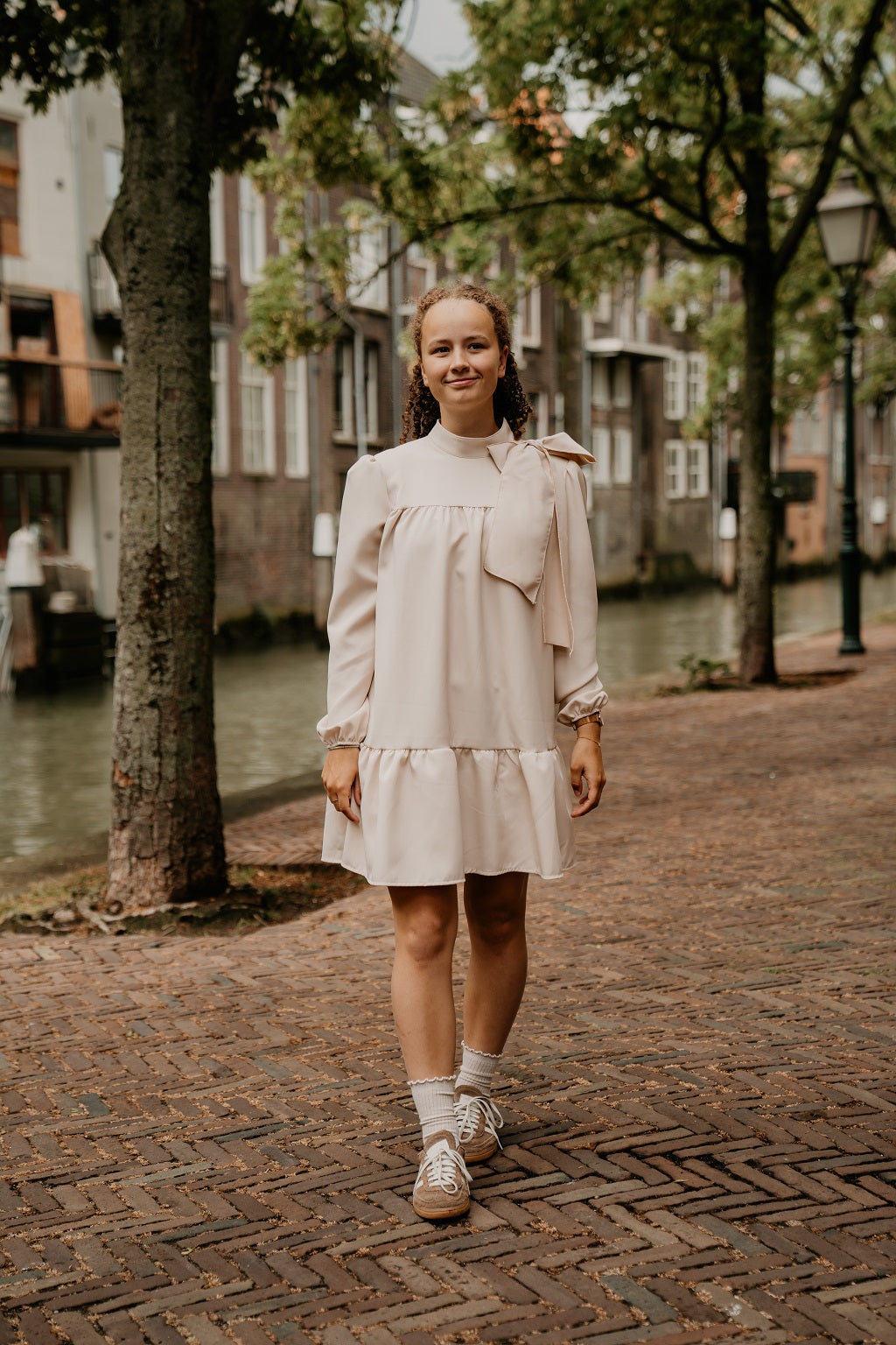 Zandkleur jurk met strik, lange mouw
