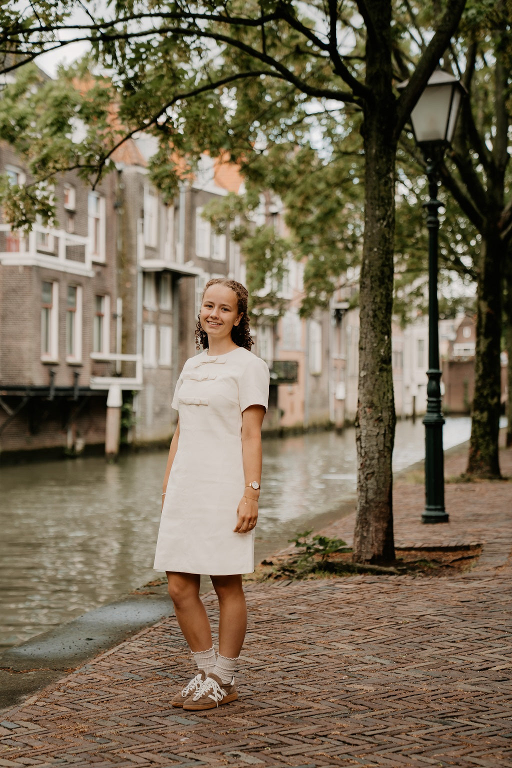 Offwhite jurkje met strikjes