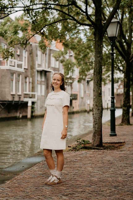 Offwhite jurkje met strikjes