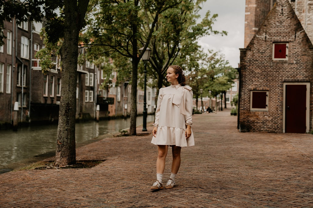 Zandkleur jurk met strik, lange mouw