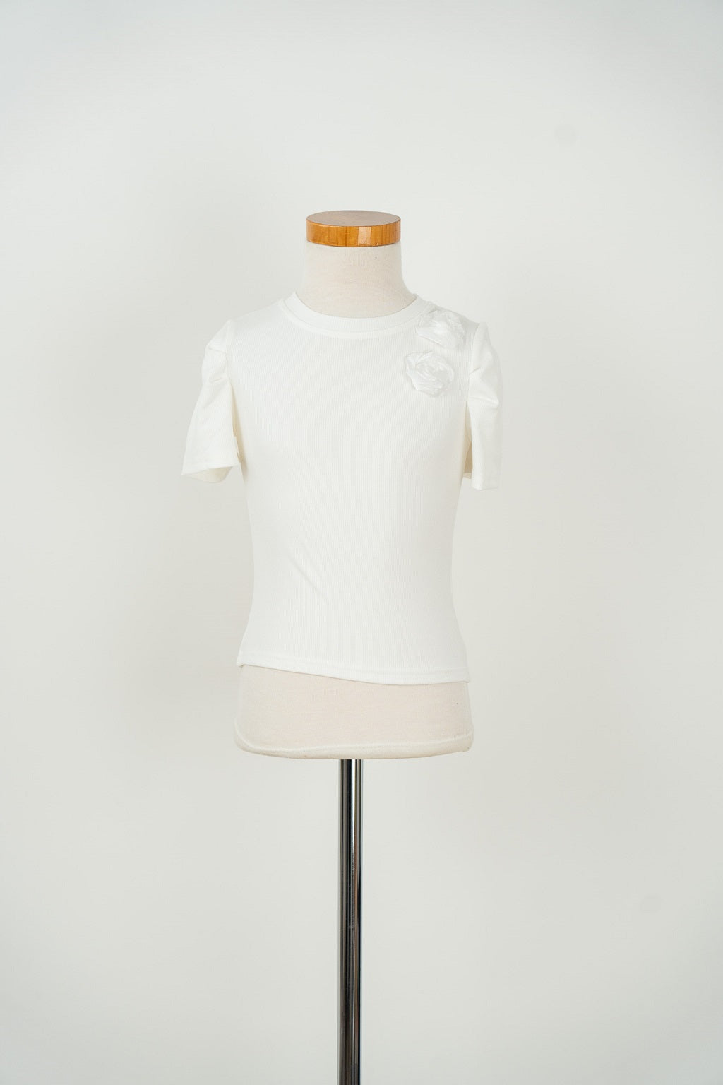 Offwhite shirtje met bloem