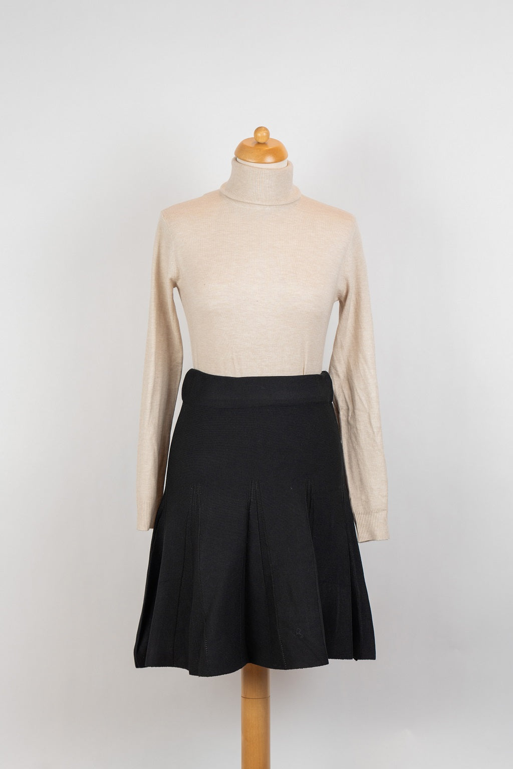 Zwart gebreid plooirokje