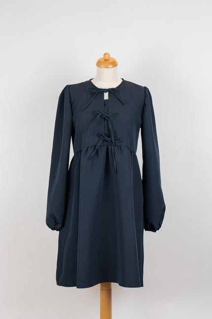 Donkerblauwe jurk met strikjes