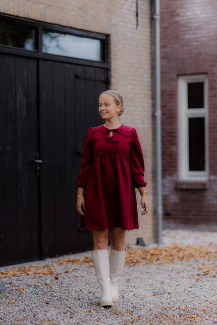 Bordeaux jurkje met strikjes