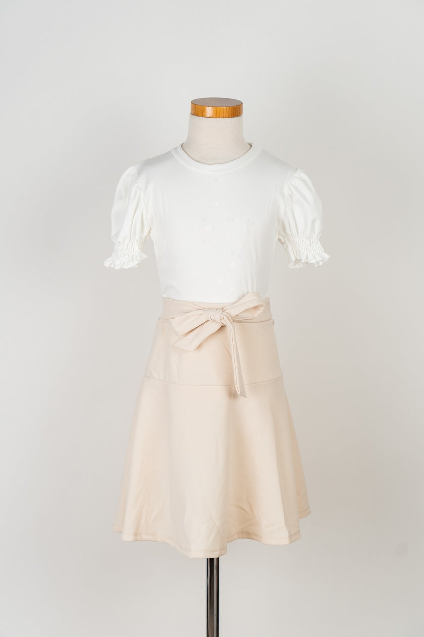 Kitkleur rokje met strikceintuurtje