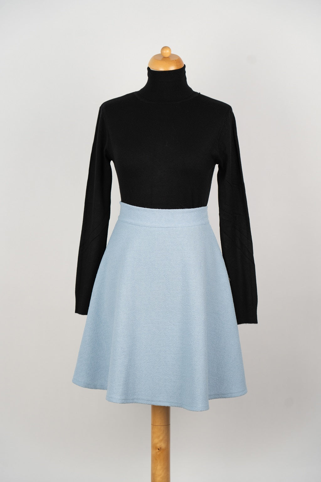 Lichtblauw klokkend bouclé rokje