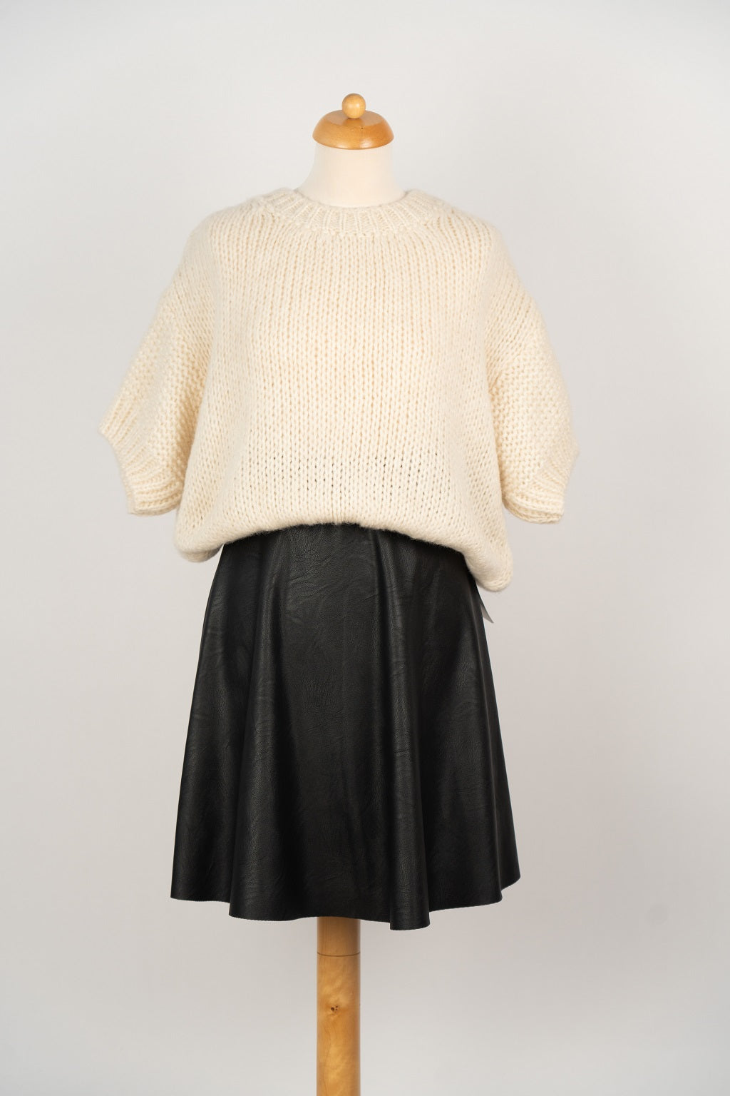 Zwarte klokkende lederlook rok