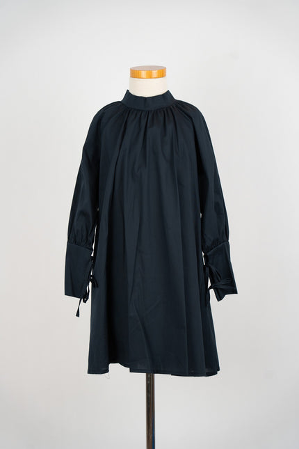 Donkerblauw jurkje met mooie manchetten