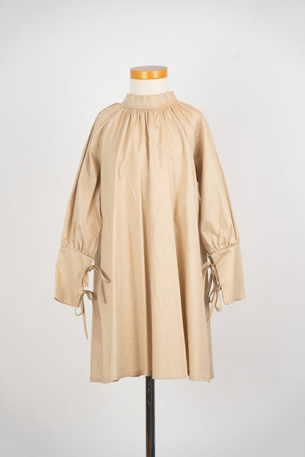 Zandkleur jurkje met mooie manchetten