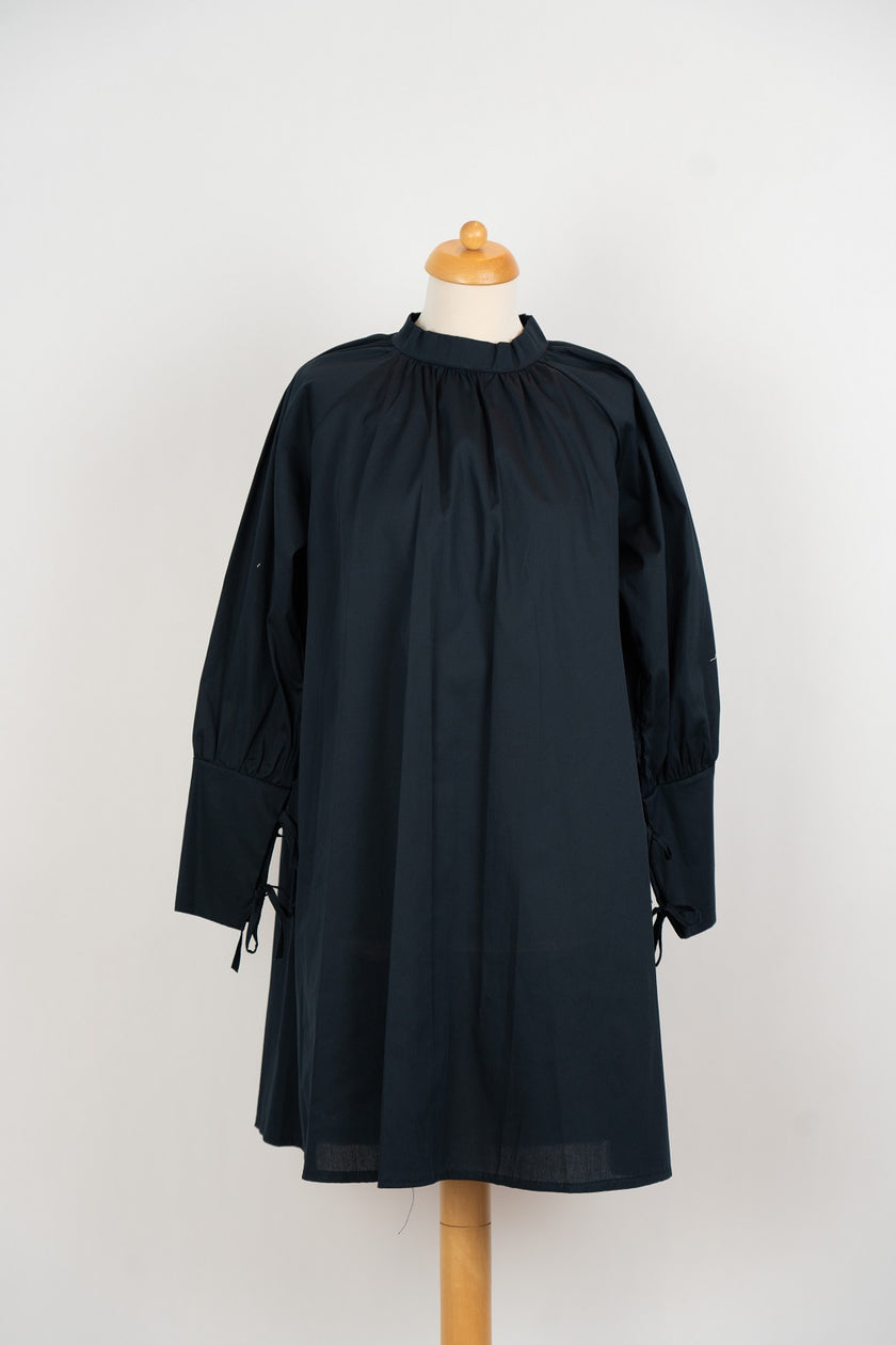 Donkerblauwe jurk met mooie manchetten