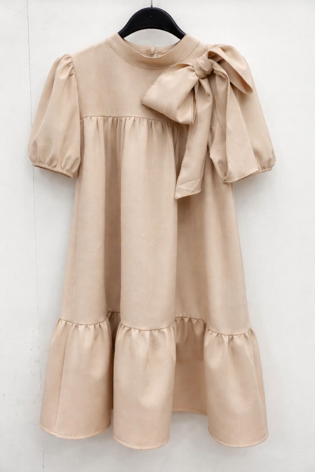 Zandkleur jurk met strik, korte mouw