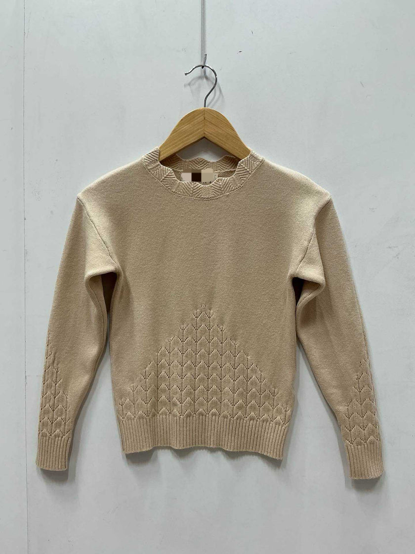Beige truitje met schulpdetails