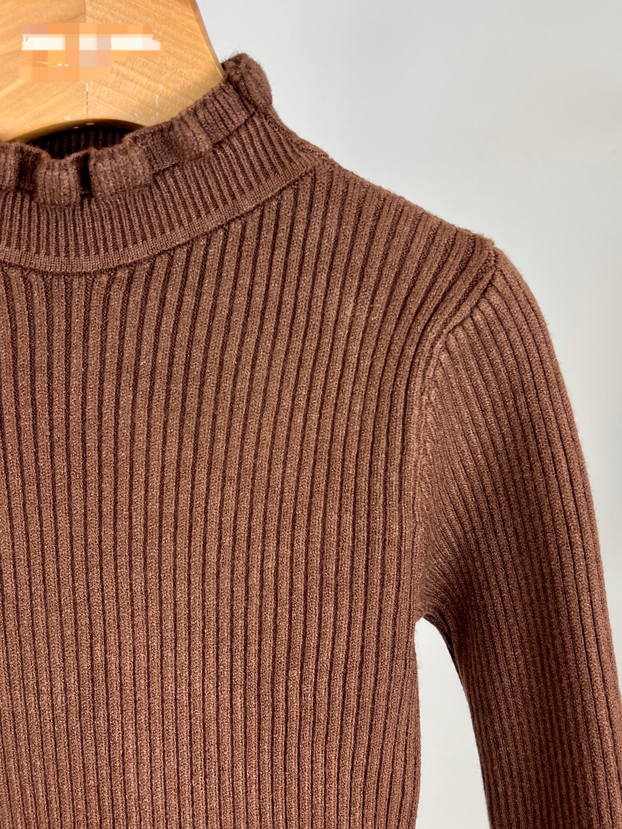 Bruin gebreid truitje