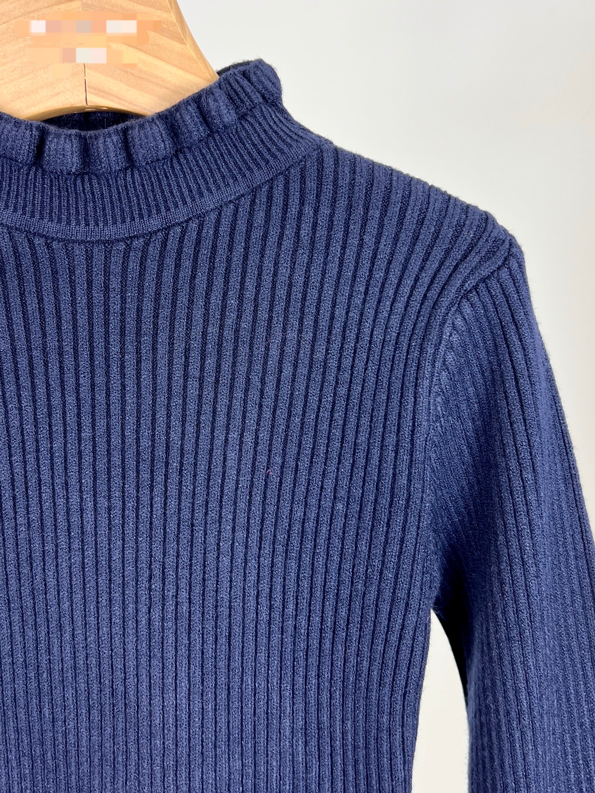 Donkerblauw gebreid truitje